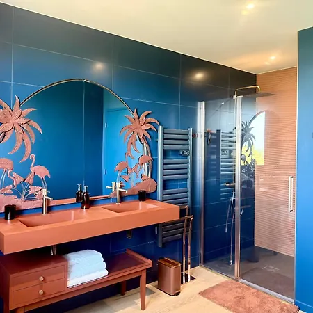 Avec Vue לינה וארוחת בוקר 4*